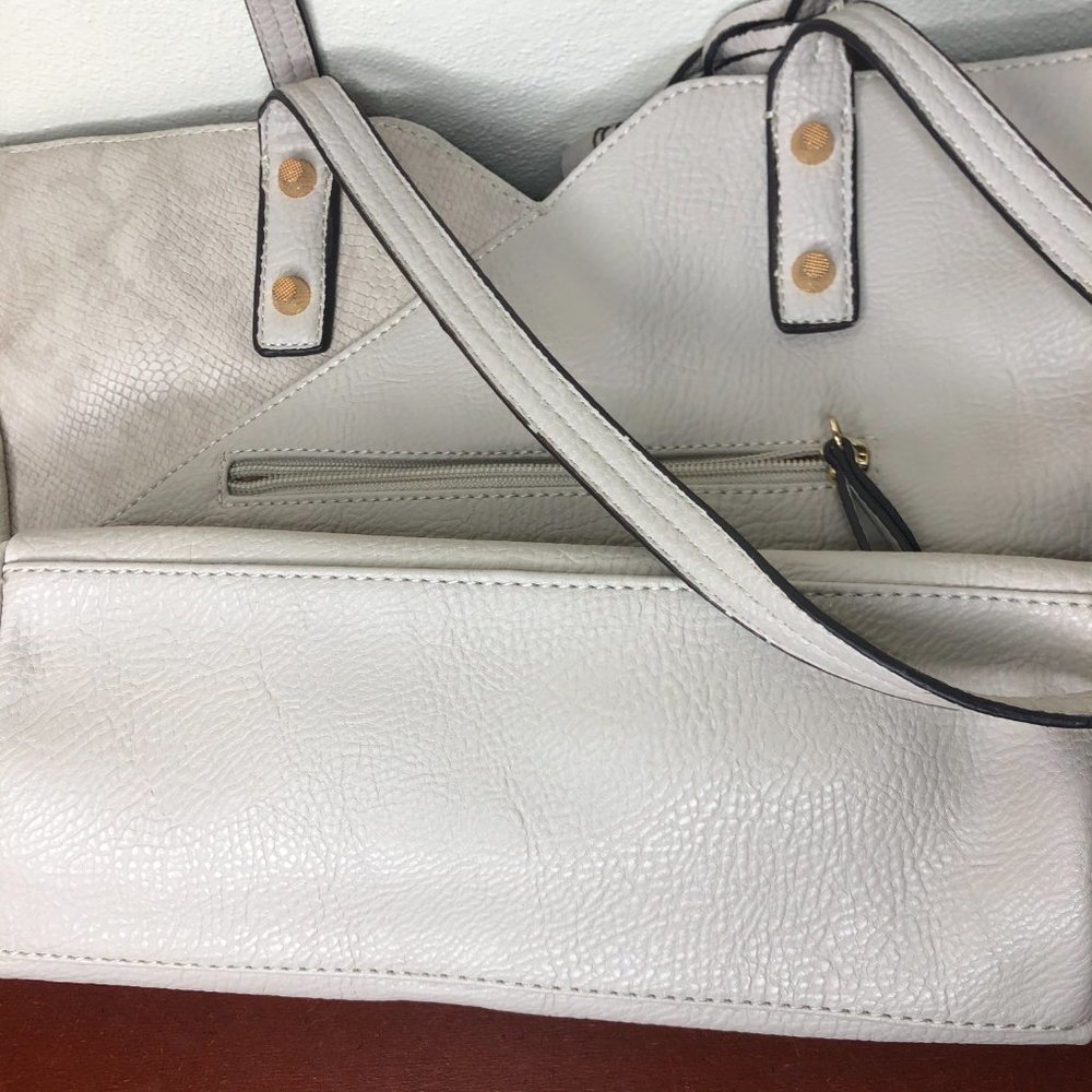 Jessica Simpson Faux Leather Two Toned Shoulder Bag Tote Logo Charm EUC - Picture 3 of 9